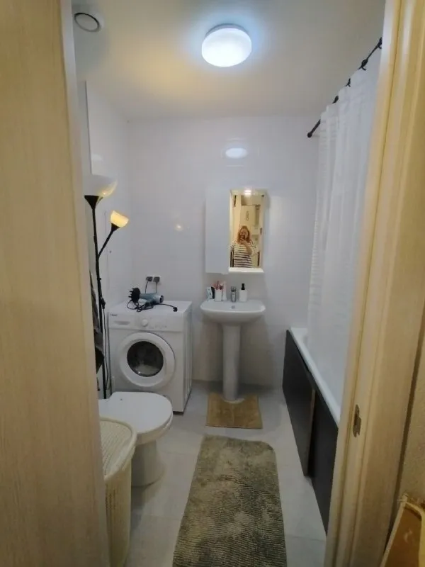 2-Комн квартира, 38.2 м²
М митино

• 10 Мин пешком
• 25 Этаж из 33
• Красногорск, ул видная 6, на карте

60 000 ₽/Мес, без комиссии
Большой гайд по аренде

Стиральная машина • интернет • мебель • посудомойка • холодильник • с животными • лифт • с детьми • кондиционер • телевизор • мусоропровод • консьерж

Субаренда. Уезжаю на время, сдаю(заключаю договор) на неск. Месяцев/до осени.   Заселение до конца января. Балкона нет. Окна выходят на лес, видна парковка. Есть посудомойка, свч, тостер, чайник, стиральная машина, вайфай оплачиваю я. Ку выходит около 3-4к. Соседи тихие. В квартире светло. Залог. Дикси, кб, и гипер-глобус. Можно семье с детьми, животными.

Mariia, написать
Уровень доверия средний 🆗
Выложить квартиру бесплатно - фотография - 5