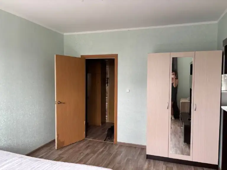 Доброго дня всем! Ищу соседку в двухкомнатную квартиру. Квартира на десятом этаже, дом равноудален от станций метро домодедовская и шипиловская (15 минут пешком). Рядом тц облака, домодедовский, ну и весь набор пятерочек и перекрестков, отличный фитнес клуб spirit fitness в нескольких остановках от дома, а также борисовские пруды и много много воды и даже пляж для отдыха). Сама квартира с интернетом, стиралкой, духовкой и микроволновкой. Дом тихий, соседи тоже. Ищу соседку на срок до мая, дальше хозяйка хочет найти семью в эту квартиру. Цена 25-26к в месяц (это уже с ку). Договор, залог. Живу здесь третий год, хозяева супер адекватные, если и жилец адекватный:))). Заезд возможен начиная с 28 января.
P. S.кошка просто позирует, живет она со мной)))
Пишите в личку (9588098083 ольга) - фотография - 2