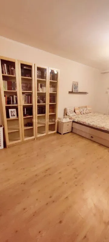 М. Коломенская
1-К квартира
Сдается уютная однокомнатная квартирка в доме рядом с метро «коломенская». До метро 3 минуты медленным шагом.
Стиралка, плита, холодильник только в январе купили, пылесос, утюг, фен — всё, что нужно для комфортной жизни.
Рядом вкус вилл, супермаркет «перекресток», все виды пвз, в доме также есть почта, книжный магазин и салон красоты. А также парк коломенское.
Квартира идеально подойдет для одинокой девушки, но вдвоём там тоже комфортно жить.
No smoking🚫
Cats friendly😍
По всем вопросам писать собственнику екатерине
Цена: 60.000₽ + оплата коммуналки.
Залог: оплата за последний месяц.
Контакты @be_free_k
➡️Предоплату/бронь/заморозку денег/автооплату до просмотра квартиры не вносить! Если по этому объявлению спрашивают какую либо оплату сообщите по контактам в описании канала. - фотография - 6