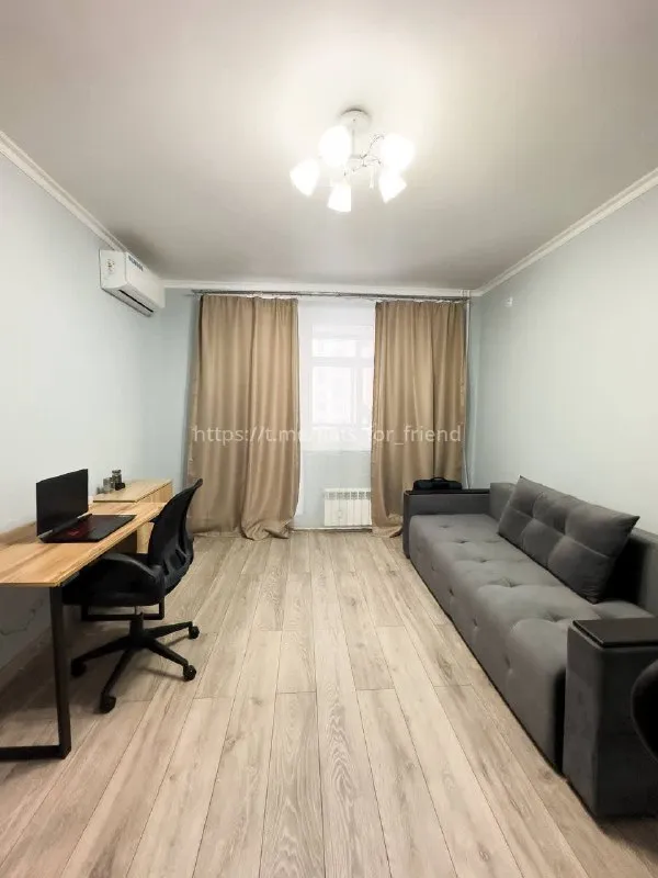 Ищу соседку🔎
Г. Видное

Ищу соседку в 2х комнатную квартиру 74 м²

Сдам просторную комнату с новой мебелью чистоплотной и адекватной девушке 25-38 лет, без вредных привычек.
Жить будем вдвоем и плюс моя собачка породы йорк. Больше с животными, к сожалению, нельзя(

📍Адрес: видное, пос. Бутово, ул. Южный бульвар, 4, жк битца.

Я живу в квартире два года, до меня тут никто не жил. Хозяйка адекватная, приезжает редко.
Работаю в сфере фото и видео контента, также пишу музыку)

В квартире вся необходимая техника для комфортного проживания.
Огромная кухня, два туалета, душевая.
Ремонт, конечно, не дизайнерский, но все относительно новое.

В комнате есть стол, кресло, раскладной ортопедический диван, рейл для одежды, тумба, кондиционер

К квартире я отношусь бережно и жду того же от будущей соседки.
Я не провожу шумные вечеринки, ценю личные границы и спокойствие.
Мой пес тоже спокойный и тихий, неудобств не доставит. Живет в моей комнате, приставать не будет) почти никогда не лает. Псиной не пахнет😅

До метро аннино от 7 до 20 минут на маршрутке в зависимости от часов.

Рядом с домом пятерочка, магнит, винлаб, кб, суши вок, аптека, магнит косметик и т. Д очень много различных заведений, доставки, кофейни, кафешки на любой вкус. Есть фитнес клуб, два фитнес зала.

💳Стоимость: 25.000₽/месяц, коммунальные платежи и интернет уже включены)
Залог 25.000₽ можно разбить на 2 месяца.

Квартира сдается еще на год, до декабря 2026.

В сообщении расскажите немного о себе)

💌Telegram: @emma_ray_ph - фотография - 3