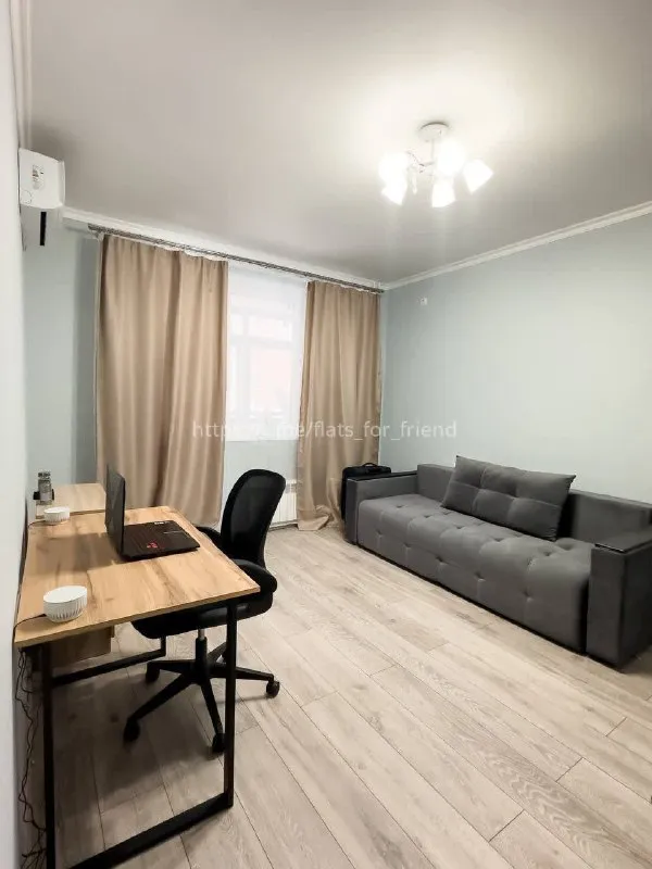 Ищу соседку🔎
Г. Видное

Ищу соседку в 2х комнатную квартиру 74 м²

Сдам просторную комнату с новой мебелью чистоплотной и адекватной девушке 25-38 лет, без вредных привычек.
Жить будем вдвоем и плюс моя собачка породы йорк. Больше с животными, к сожалению, нельзя(

📍Адрес: видное, пос. Бутово, ул. Южный бульвар, 4, жк битца.

Я живу в квартире два года, до меня тут никто не жил. Хозяйка адекватная, приезжает редко.
Работаю в сфере фото и видео контента, также пишу музыку)

В квартире вся необходимая техника для комфортного проживания.
Огромная кухня, два туалета, душевая.
Ремонт, конечно, не дизайнерский, но все относительно новое.

В комнате есть стол, кресло, раскладной ортопедический диван, рейл для одежды, тумба, кондиционер

К квартире я отношусь бережно и жду того же от будущей соседки.
Я не провожу шумные вечеринки, ценю личные границы и спокойствие.
Мой пес тоже спокойный и тихий, неудобств не доставит. Живет в моей комнате, приставать не будет) почти никогда не лает. Псиной не пахнет😅

До метро аннино от 7 до 20 минут на маршрутке в зависимости от часов.

Рядом с домом пятерочка, магнит, винлаб, кб, суши вок, аптека, магнит косметик и т. Д очень много различных заведений, доставки, кофейни, кафешки на любой вкус. Есть фитнес клуб, два фитнес зала.

💳Стоимость: 25.000₽/месяц, коммунальные платежи и интернет уже включены)
Залог 25.000₽ можно разбить на 2 месяца.

Квартира сдается еще на год, до декабря 2026.

В сообщении расскажите немного о себе)

💌Telegram: @emma_ray_ph - фотография - 4
