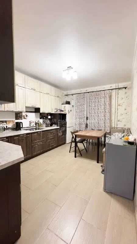 Ищу соседку🔎
Г. Видное

Ищу соседку в 2х комнатную квартиру 74 м²

Сдам просторную комнату с новой мебелью чистоплотной и адекватной девушке 25-38 лет, без вредных привычек.
Жить будем вдвоем и плюс моя собачка породы йорк. Больше с животными, к сожалению, нельзя(

📍Адрес: видное, пос. Бутово, ул. Южный бульвар, 4, жк битца.

Я живу в квартире два года, до меня тут никто не жил. Хозяйка адекватная, приезжает редко.
Работаю в сфере фото и видео контента, также пишу музыку)

В квартире вся необходимая техника для комфортного проживания.
Огромная кухня, два туалета, душевая.
Ремонт, конечно, не дизайнерский, но все относительно новое.

В комнате есть стол, кресло, раскладной ортопедический диван, рейл для одежды, тумба, кондиционер

К квартире я отношусь бережно и жду того же от будущей соседки.
Я не провожу шумные вечеринки, ценю личные границы и спокойствие.
Мой пес тоже спокойный и тихий, неудобств не доставит. Живет в моей комнате, приставать не будет) почти никогда не лает. Псиной не пахнет😅

До метро аннино от 7 до 20 минут на маршрутке в зависимости от часов.

Рядом с домом пятерочка, магнит, винлаб, кб, суши вок, аптека, магнит косметик и т. Д очень много различных заведений, доставки, кофейни, кафешки на любой вкус. Есть фитнес клуб, два фитнес зала.

💳Стоимость: 25.000₽/месяц, коммунальные платежи и интернет уже включены)
Залог 25.000₽ можно разбить на 2 месяца.

Квартира сдается еще на год, до декабря 2026.

В сообщении расскажите немного о себе)

💌Telegram: @emma_ray_ph - фотография - 5