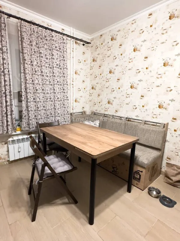 Ищу соседку🔎
Г. Видное

Ищу соседку в 2х комнатную квартиру 74 м²

Сдам просторную комнату с новой мебелью чистоплотной и адекватной девушке 25-38 лет, без вредных привычек.
Жить будем вдвоем и плюс моя собачка породы йорк. Больше с животными, к сожалению, нельзя(

📍Адрес: видное, пос. Бутово, ул. Южный бульвар, 4, жк битца.

Я живу в квартире два года, до меня тут никто не жил. Хозяйка адекватная, приезжает редко.
Работаю в сфере фото и видео контента, также пишу музыку)

В квартире вся необходимая техника для комфортного проживания.
Огромная кухня, два туалета, душевая.
Ремонт, конечно, не дизайнерский, но все относительно новое.

В комнате есть стол, кресло, раскладной ортопедический диван, рейл для одежды, тумба, кондиционер

К квартире я отношусь бережно и жду того же от будущей соседки.
Я не провожу шумные вечеринки, ценю личные границы и спокойствие.
Мой пес тоже спокойный и тихий, неудобств не доставит. Живет в моей комнате, приставать не будет) почти никогда не лает. Псиной не пахнет😅

До метро аннино от 7 до 20 минут на маршрутке в зависимости от часов.

Рядом с домом пятерочка, магнит, винлаб, кб, суши вок, аптека, магнит косметик и т. Д очень много различных заведений, доставки, кофейни, кафешки на любой вкус. Есть фитнес клуб, два фитнес зала.

💳Стоимость: 25.000₽/месяц, коммунальные платежи и интернет уже включены)
Залог 25.000₽ можно разбить на 2 месяца.

Квартира сдается еще на год, до декабря 2026.

В сообщении расскажите немного о себе)

💌Telegram: @emma_ray_ph - фотография - 6