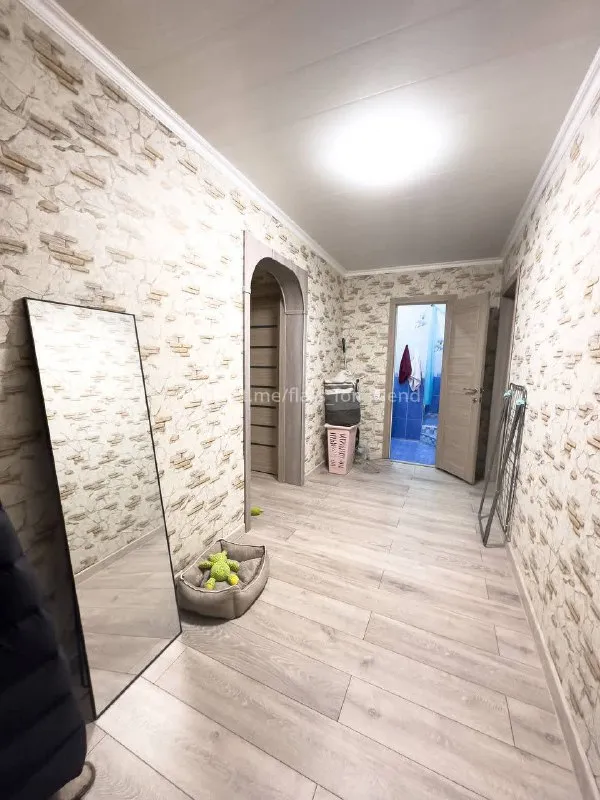Ищу соседку🔎
Г. Видное

Ищу соседку в 2х комнатную квартиру 74 м²

Сдам просторную комнату с новой мебелью чистоплотной и адекватной девушке 25-38 лет, без вредных привычек.
Жить будем вдвоем и плюс моя собачка породы йорк. Больше с животными, к сожалению, нельзя(

📍Адрес: видное, пос. Бутово, ул. Южный бульвар, 4, жк битца.

Я живу в квартире два года, до меня тут никто не жил. Хозяйка адекватная, приезжает редко.
Работаю в сфере фото и видео контента, также пишу музыку)

В квартире вся необходимая техника для комфортного проживания.
Огромная кухня, два туалета, душевая.
Ремонт, конечно, не дизайнерский, но все относительно новое.

В комнате есть стол, кресло, раскладной ортопедический диван, рейл для одежды, тумба, кондиционер

К квартире я отношусь бережно и жду того же от будущей соседки.
Я не провожу шумные вечеринки, ценю личные границы и спокойствие.
Мой пес тоже спокойный и тихий, неудобств не доставит. Живет в моей комнате, приставать не будет) почти никогда не лает. Псиной не пахнет😅

До метро аннино от 7 до 20 минут на маршрутке в зависимости от часов.

Рядом с домом пятерочка, магнит, винлаб, кб, суши вок, аптека, магнит косметик и т. Д очень много различных заведений, доставки, кофейни, кафешки на любой вкус. Есть фитнес клуб, два фитнес зала.

💳Стоимость: 25.000₽/месяц, коммунальные платежи и интернет уже включены)
Залог 25.000₽ можно разбить на 2 месяца.

Квартира сдается еще на год, до декабря 2026.

В сообщении расскажите немного о себе)

💌Telegram: @emma_ray_ph - фотография - 7