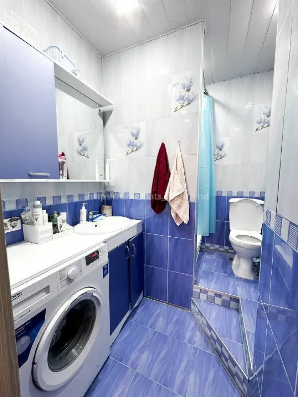 Ищу соседку🔎
Г. Видное

Ищу соседку в 2х комнатную квартиру 74 м²

Сдам просторную комнату с новой мебелью чистоплотной и адекватной девушке 25-38 лет, без вредных привычек.
Жить будем вдвоем и плюс моя собачка породы йорк. Больше с животными, к сожалению, нельзя(

📍Адрес: видное, пос. Бутово, ул. Южный бульвар, 4, жк битца.

Я живу в квартире два года, до меня тут никто не жил. Хозяйка адекватная, приезжает редко.
Работаю в сфере фото и видео контента, также пишу музыку)

В квартире вся необходимая техника для комфортного проживания.
Огромная кухня, два туалета, душевая.
Ремонт, конечно, не дизайнерский, но все относительно новое.

В комнате есть стол, кресло, раскладной ортопедический диван, рейл для одежды, тумба, кондиционер

К квартире я отношусь бережно и жду того же от будущей соседки.
Я не провожу шумные вечеринки, ценю личные границы и спокойствие.
Мой пес тоже спокойный и тихий, неудобств не доставит. Живет в моей комнате, приставать не будет) почти никогда не лает. Псиной не пахнет😅

До метро аннино от 7 до 20 минут на маршрутке в зависимости от часов.

Рядом с домом пятерочка, магнит, винлаб, кб, суши вок, аптека, магнит косметик и т. Д очень много различных заведений, доставки, кофейни, кафешки на любой вкус. Есть фитнес клуб, два фитнес зала.

💳Стоимость: 25.000₽/месяц, коммунальные платежи и интернет уже включены)
Залог 25.000₽ можно разбить на 2 месяца.

Квартира сдается еще на год, до декабря 2026.

В сообщении расскажите немного о себе)

💌Telegram: @emma_ray_ph - фотография - 8