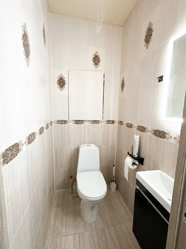 Ищу соседку🔎
Г. Видное

Ищу соседку в 2х комнатную квартиру 74 м²

Сдам просторную комнату с новой мебелью чистоплотной и адекватной девушке 25-38 лет, без вредных привычек.
Жить будем вдвоем и плюс моя собачка породы йорк. Больше с животными, к сожалению, нельзя(

📍Адрес: видное, пос. Бутово, ул. Южный бульвар, 4, жк битца.

Я живу в квартире два года, до меня тут никто не жил. Хозяйка адекватная, приезжает редко.
Работаю в сфере фото и видео контента, также пишу музыку)

В квартире вся необходимая техника для комфортного проживания.
Огромная кухня, два туалета, душевая.
Ремонт, конечно, не дизайнерский, но все относительно новое.

В комнате есть стол, кресло, раскладной ортопедический диван, рейл для одежды, тумба, кондиционер

К квартире я отношусь бережно и жду того же от будущей соседки.
Я не провожу шумные вечеринки, ценю личные границы и спокойствие.
Мой пес тоже спокойный и тихий, неудобств не доставит. Живет в моей комнате, приставать не будет) почти никогда не лает. Псиной не пахнет😅

До метро аннино от 7 до 20 минут на маршрутке в зависимости от часов.

Рядом с домом пятерочка, магнит, винлаб, кб, суши вок, аптека, магнит косметик и т. Д очень много различных заведений, доставки, кофейни, кафешки на любой вкус. Есть фитнес клуб, два фитнес зала.

💳Стоимость: 25.000₽/месяц, коммунальные платежи и интернет уже включены)
Залог 25.000₽ можно разбить на 2 месяца.

Квартира сдается еще на год, до декабря 2026.

В сообщении расскажите немного о себе)

💌Telegram: @emma_ray_ph - фотография - 9