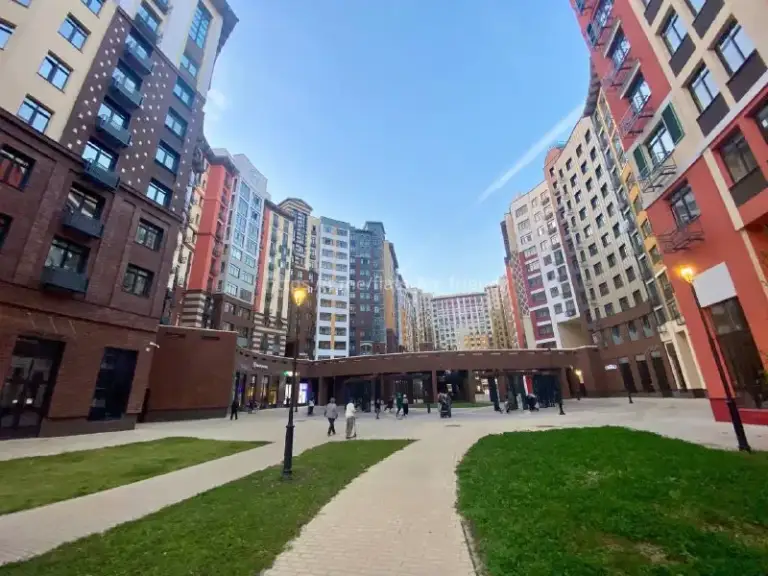 Студия🏙️
М. Домодедовская2️⃣
Сдается видовая студия на 14 этаже из 16 — просторная квартира в новом жк «римский» от фск 30,2 м².
С двумя окнами, кондиционером, диваном-кроватью и красивой кухней фабрики "мария", в которой есть все для счастливой жизни.
В жк есть подземный паркинг (могу включить аренду машиноместа - стоимость обсудим).
📍Адрес: римский проезд, 15
В квартире все новое.
Из техники:
- Посудомоечная машина 60 см haier
- Духовой шкаф midea
- Холодильник indesit
- Электрическая плита grundig
- Микроволновая печь gorenje
- Электрочайник gorenje
- Кондиционер subtropic
В зоне спальни-гостиной стоит стильный диван фирмы askona с трансформацией в кровать с ортопедическим матрасом 160*200.
2 Зоны освещения - над кухней и над спальней-гостиной, где стоит элегантная люстра.
Просторный коридор, где есть три двери - в комнату, в ванную и в собственную гардеробную, которая позволит вместить все ваши вещи.
В ванной комнате - полноценная ванна 170*70, стильный зеркальный и навесной шкаф с доводчиками фирмы roca, стиральная машина candy smartpro с загрузкой 7 кг и возможностью управления с помощью wifi.
Высокоскоростной интернет, из особенностей - вы можете здесь смотреть youtube без vpn (!).
Территория жк очень красивая. Как «город в городе». В 2-х минутах ходьбы магазины вкусвилл, винлаб, пятерочка, wb, ozon, а также несколько кофеен и салонов красоты.
Жилой комплекс «римский» построен в итальянском стиле, с закрытой территорией, милыми обустроенными двориками и красивым променадом.
Ближайшее метро домодедовская (8 минут на машине, 15 мин на автобусе)
На авто - до ттк 24 минут в пути, до садового кольца - 32 минуты.
На метро - до маяковской - полчаса.
💳Цена: 50.000₽/месяц + ку. Залог — 50.000₽.
Есть возможность включения в договор аренды машиноместа в подземном паркинге.
Просторная студия, потрясающий вид, тишина и богатая инфраструктура рядом — всё, что нужно для жизни.
Просмотр и заселение возможно с 29 января.
💌Евгений: @evgeny_open - фотография - 9