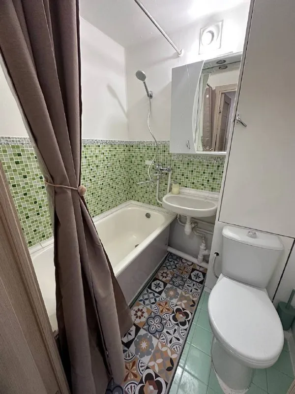 Сдаётся стильная и уютная квартира в 8 минутах от метро "водный стадион".
От собственника. Договор.
Адрес: кронштадтский бульвар 19к2
Основные преимущества квартиры:
• Площадь 35,6 м²
• Свежая реновация: всё продумано до мелочей, чтобы вы чувствовали себя как дома с первого дня.
• Просторная кухня: укомплектована всей необходимой техникой:
O варочная панель и духовой шкаф для тех, кто любит готовить.
O современная вытяжка для свежего воздуха.
O холодильник для хранения всех ваших продуктов.
O стиральная машина.
• Новый диван: уютный, стильный и очень удобный, отлично подойдёт для отдыха.
• Просторная гардеробная: достаточно места для хранения всей одежды и вещей. При желании её можно переоборудовать в компактную спальню.
• Застеклённый балкон: дополнительное пространство, которое можно использовать как зону отдыха или хранения.
Идеальное расположение.
Цена: 65000 + счетчики. Залог.
Контакты: +7 (903) 627-72-66 лариса
➡️Предоплату/бронь/заморозку денег/автооплату до просмотра квартиры не вносить! Если по этому объявлению спрашивают какую либо оплату сообщите по контактам в описании канала. - фотография - 2