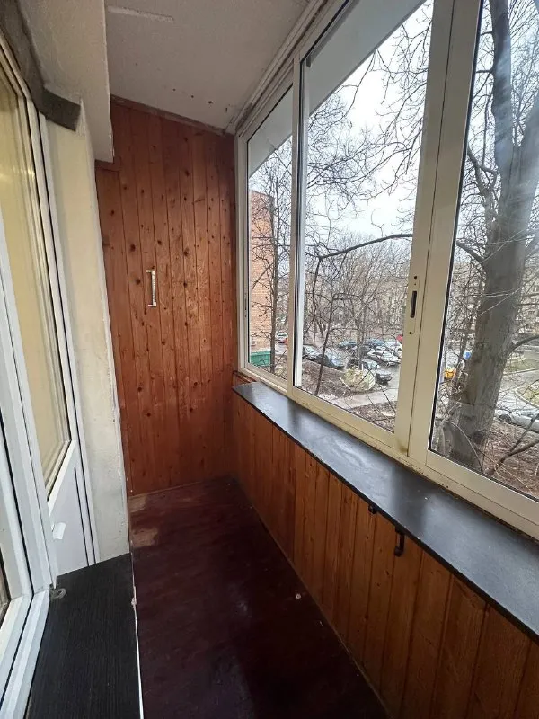 Сдаётся стильная и уютная квартира в 8 минутах от метро "водный стадион".
От собственника. Договор.
Адрес: кронштадтский бульвар 19к2
Основные преимущества квартиры:
• Площадь 35,6 м²
• Свежая реновация: всё продумано до мелочей, чтобы вы чувствовали себя как дома с первого дня.
• Просторная кухня: укомплектована всей необходимой техникой:
O варочная панель и духовой шкаф для тех, кто любит готовить.
O современная вытяжка для свежего воздуха.
O холодильник для хранения всех ваших продуктов.
O стиральная машина.
• Новый диван: уютный, стильный и очень удобный, отлично подойдёт для отдыха.
• Просторная гардеробная: достаточно места для хранения всей одежды и вещей. При желании её можно переоборудовать в компактную спальню.
• Застеклённый балкон: дополнительное пространство, которое можно использовать как зону отдыха или хранения.
Идеальное расположение.
Цена: 65000 + счетчики. Залог.
Контакты: +7 (903) 627-72-66 лариса
➡️Предоплату/бронь/заморозку денег/автооплату до просмотра квартиры не вносить! Если по этому объявлению спрашивают какую либо оплату сообщите по контактам в описании канала. - фотография - 3