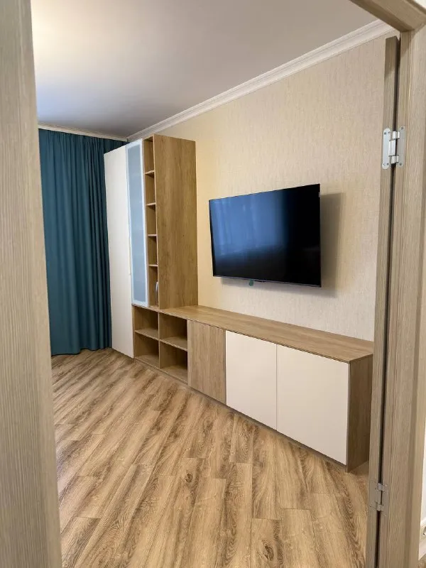 2-Комн квартира, 52.2 м²
М марьино
• 10 Мин пешком
• 11 Этаж из 15
• Б-р новочеркасский 36, на карте
90 000 ₽/Мес, без комиссии
Большой гайд по аренде
Стиральная машина • интернет • мебель • холодильник • посудомойка • кондиционер • с детьми • телевизор • лифт • мусоропровод • с животными • консьерж
Район марьино
Чистота 3.85 транспорт 4.33
Парки и скверы 4.67
Собственник. Светлая 2хкомнатная квартира с балконом. В 2х минутах ходьбы от дома огромный парк с видом на москву-реку. Ремонт сделан для себя, удобные места хранения, дорогая бытовая техника. Обе жилые комнаты оборудованы кондиционерами. Очень уютная атмосфера в квартире, что всегда подмечали гости ранее жили только собственники, сдается впервые. Без комиссии. © предоплату до просмотра просят только мошенники!
Илина, написать
Уровень доверия низкий ⚠️
Выложить квартиру бесплатно - фотография - 4