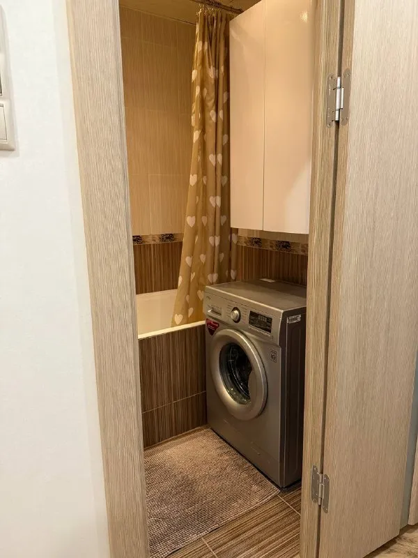 2-Комн квартира, 52.2 м²
М марьино
• 10 Мин пешком
• 11 Этаж из 15
• Б-р новочеркасский 36, на карте
90 000 ₽/Мес, без комиссии
Большой гайд по аренде
Стиральная машина • интернет • мебель • холодильник • посудомойка • кондиционер • с детьми • телевизор • лифт • мусоропровод • с животными • консьерж
Район марьино
Чистота 3.85 транспорт 4.33
Парки и скверы 4.67
Собственник. Светлая 2хкомнатная квартира с балконом. В 2х минутах ходьбы от дома огромный парк с видом на москву-реку. Ремонт сделан для себя, удобные места хранения, дорогая бытовая техника. Обе жилые комнаты оборудованы кондиционерами. Очень уютная атмосфера в квартире, что всегда подмечали гости ранее жили только собственники, сдается впервые. Без комиссии. © предоплату до просмотра просят только мошенники!
Илина, написать
Уровень доверия низкий ⚠️
Выложить квартиру бесплатно - фотография - 9
