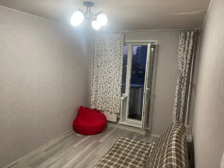 📍Адрес: скобелевская, 3к1

🏠 Сдается светлая и уютная комната 14 м² с балконом в 4-х комнатной квартире, без хозяев, на длительный срок от 6 месяцев, для славян.

⌚️ 1 Минута ходьбы до ст. М. Ул. Скобелевская. Удобная пересадка на серую и оранжевую ветки. 42 минуты до боровицкой.
Свежий ремонт, в соседних комнатах адекватные, дружелюбные соседи-славяне.

✅ Развитая инфраструктура - рядом магазины, тренажерный зал, бассейн, кафе, торговые центры, парк и лес, термальный комплекс.

✅ В квартире есть все необходимое для комфортного проживания: стиральная машина, холодильник, микроволновка. Wi-fi, сан. Узел раздельный.

Стоимость аренды 25000 руб.
Стоимость коммунальных услуг - 2000 руб.
Залог - 25 000 руб.
Комната готова к просмотру и заселению. Торга нет.
Дмитрий, 89037375805, - фотография - 1