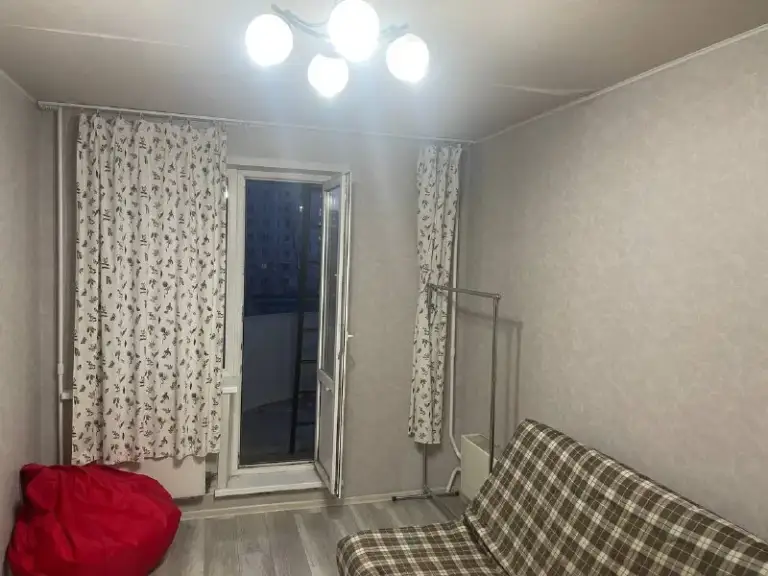 📍Адрес: скобелевская, 3к1

🏠 Сдается светлая и уютная комната 14 м² с балконом в 4-х комнатной квартире, без хозяев, на длительный срок от 6 месяцев, для славян.

⌚️ 1 Минута ходьбы до ст. М. Ул. Скобелевская. Удобная пересадка на серую и оранжевую ветки. 42 минуты до боровицкой.
Свежий ремонт, в соседних комнатах адекватные, дружелюбные соседи-славяне.

✅ Развитая инфраструктура - рядом магазины, тренажерный зал, бассейн, кафе, торговые центры, парк и лес, термальный комплекс.

✅ В квартире есть все необходимое для комфортного проживания: стиральная машина, холодильник, микроволновка. Wi-fi, сан. Узел раздельный.

Стоимость аренды 25000 руб.
Стоимость коммунальных услуг - 2000 руб.
Залог - 25 000 руб.
Комната готова к просмотру и заселению. Торга нет.
Дмитрий, 89037375805, - фотография - 2