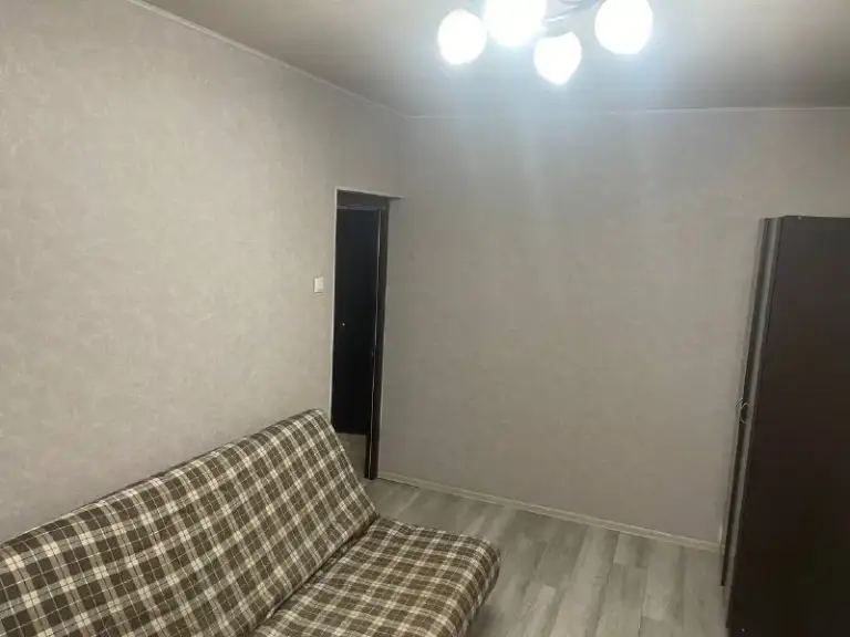 📍Адрес: скобелевская, 3к1

🏠 Сдается светлая и уютная комната 14 м² с балконом в 4-х комнатной квартире, без хозяев, на длительный срок от 6 месяцев, для славян.

⌚️ 1 Минута ходьбы до ст. М. Ул. Скобелевская. Удобная пересадка на серую и оранжевую ветки. 42 минуты до боровицкой.
Свежий ремонт, в соседних комнатах адекватные, дружелюбные соседи-славяне.

✅ Развитая инфраструктура - рядом магазины, тренажерный зал, бассейн, кафе, торговые центры, парк и лес, термальный комплекс.

✅ В квартире есть все необходимое для комфортного проживания: стиральная машина, холодильник, микроволновка. Wi-fi, сан. Узел раздельный.

Стоимость аренды 25000 руб.
Стоимость коммунальных услуг - 2000 руб.
Залог - 25 000 руб.
Комната готова к просмотру и заселению. Торга нет.
Дмитрий, 89037375805, - фотография - 3