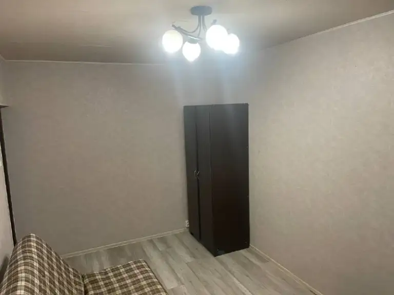 📍Адрес: скобелевская, 3к1

🏠 Сдается светлая и уютная комната 14 м² с балконом в 4-х комнатной квартире, без хозяев, на длительный срок от 6 месяцев, для славян.

⌚️ 1 Минута ходьбы до ст. М. Ул. Скобелевская. Удобная пересадка на серую и оранжевую ветки. 42 минуты до боровицкой.
Свежий ремонт, в соседних комнатах адекватные, дружелюбные соседи-славяне.

✅ Развитая инфраструктура - рядом магазины, тренажерный зал, бассейн, кафе, торговые центры, парк и лес, термальный комплекс.

✅ В квартире есть все необходимое для комфортного проживания: стиральная машина, холодильник, микроволновка. Wi-fi, сан. Узел раздельный.

Стоимость аренды 25000 руб.
Стоимость коммунальных услуг - 2000 руб.
Залог - 25 000 руб.
Комната готова к просмотру и заселению. Торга нет.
Дмитрий, 89037375805, - фотография - 4