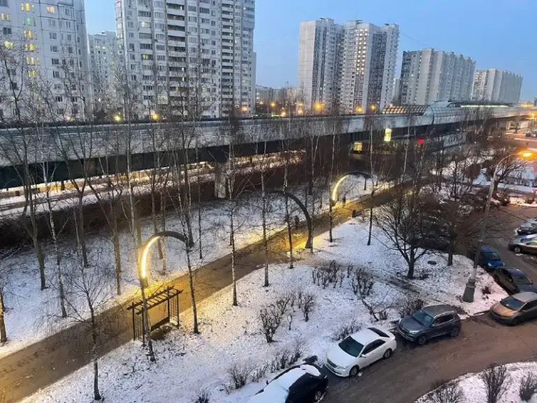 📍Адрес: скобелевская, 3к1

🏠 Сдается светлая и уютная комната 14 м² с балконом в 4-х комнатной квартире, без хозяев, на длительный срок от 6 месяцев, для славян.

⌚️ 1 Минута ходьбы до ст. М. Ул. Скобелевская. Удобная пересадка на серую и оранжевую ветки. 42 минуты до боровицкой.
Свежий ремонт, в соседних комнатах адекватные, дружелюбные соседи-славяне.

✅ Развитая инфраструктура - рядом магазины, тренажерный зал, бассейн, кафе, торговые центры, парк и лес, термальный комплекс.

✅ В квартире есть все необходимое для комфортного проживания: стиральная машина, холодильник, микроволновка. Wi-fi, сан. Узел раздельный.

Стоимость аренды 25000 руб.
Стоимость коммунальных услуг - 2000 руб.
Залог - 25 000 руб.
Комната готова к просмотру и заселению. Торга нет.
Дмитрий, 89037375805, - фотография - 5
