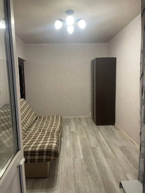 📍Адрес: скобелевская, 3к1

🏠 Сдается светлая и уютная комната 14 м² с балконом в 4-х комнатной квартире, без хозяев, на длительный срок от 6 месяцев, для славян.

⌚️ 1 Минута ходьбы до ст. М. Ул. Скобелевская. Удобная пересадка на серую и оранжевую ветки. 42 минуты до боровицкой.
Свежий ремонт, в соседних комнатах адекватные, дружелюбные соседи-славяне.

✅ Развитая инфраструктура - рядом магазины, тренажерный зал, бассейн, кафе, торговые центры, парк и лес, термальный комплекс.

✅ В квартире есть все необходимое для комфортного проживания: стиральная машина, холодильник, микроволновка. Wi-fi, сан. Узел раздельный.

Стоимость аренды 25000 руб.
Стоимость коммунальных услуг - 2000 руб.
Залог - 25 000 руб.
Комната готова к просмотру и заселению. Торга нет.
Дмитрий, 89037375805, - фотография - 6