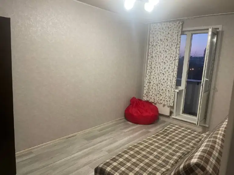 📍Адрес: скобелевская, 3к1

🏠 Сдается светлая и уютная комната 14 м² с балконом в 4-х комнатной квартире, без хозяев, на длительный срок от 6 месяцев, для славян.

⌚️ 1 Минута ходьбы до ст. М. Ул. Скобелевская. Удобная пересадка на серую и оранжевую ветки. 42 минуты до боровицкой.
Свежий ремонт, в соседних комнатах адекватные, дружелюбные соседи-славяне.

✅ Развитая инфраструктура - рядом магазины, тренажерный зал, бассейн, кафе, торговые центры, парк и лес, термальный комплекс.

✅ В квартире есть все необходимое для комфортного проживания: стиральная машина, холодильник, микроволновка. Wi-fi, сан. Узел раздельный.

Стоимость аренды 25000 руб.
Стоимость коммунальных услуг - 2000 руб.
Залог - 25 000 руб.
Комната готова к просмотру и заселению. Торга нет.
Дмитрий, 89037375805, - фотография - 7