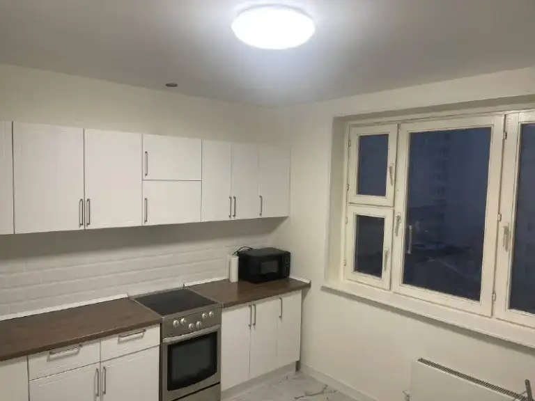 📍Адрес: скобелевская, 3к1

🏠 Сдается светлая и уютная комната 14 м² с балконом в 4-х комнатной квартире, без хозяев, на длительный срок от 6 месяцев, для славян.

⌚️ 1 Минута ходьбы до ст. М. Ул. Скобелевская. Удобная пересадка на серую и оранжевую ветки. 42 минуты до боровицкой.
Свежий ремонт, в соседних комнатах адекватные, дружелюбные соседи-славяне.

✅ Развитая инфраструктура - рядом магазины, тренажерный зал, бассейн, кафе, торговые центры, парк и лес, термальный комплекс.

✅ В квартире есть все необходимое для комфортного проживания: стиральная машина, холодильник, микроволновка. Wi-fi, сан. Узел раздельный.

Стоимость аренды 25000 руб.
Стоимость коммунальных услуг - 2000 руб.
Залог - 25 000 руб.
Комната готова к просмотру и заселению. Торга нет.
Дмитрий, 89037375805, - фотография - 8