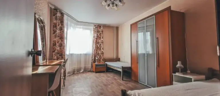 Комната🏙️
М. Братиславская1️⃣

Освобождается комната (17 м², просторная, с высокими потолками)

📍Адрес: верхние поля, 10

🌞 Комната светлая и уютная:
Большой шкаф, стол с зеркалом, комод, тумбы для мелочей 💻

В квартире вас ждёт: 🚿 2 санузла и 1 ванна — удобно для всех жильцов 🍳 кухня со всем необходимым: плита, микроволновка, чайник, холодильник, необходимая посуда

🎁 Подарок при заезде в день обращения!

💳Цена: 32.000/месяц. Есть залог. Комиссии нет. Дополнительно оплачиваются счетчики.

👥 Мы ищем соседа, который ценит:
✨ Чистоту и порядок ✨ уважительное общение ✨ спокойствие и домашний уют (без шумных вечеринок)

Возможно 2-х местное размещение за доп. Оплату.

💌Telegram: @tenor108 - фотография - 1