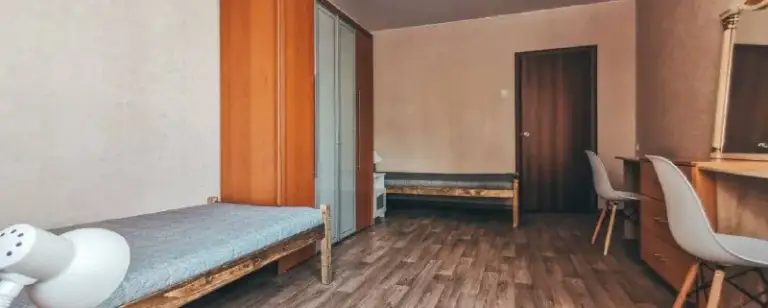 Комната🏙️
М. Братиславская1️⃣

Освобождается комната (17 м², просторная, с высокими потолками)

📍Адрес: верхние поля, 10

🌞 Комната светлая и уютная:
Большой шкаф, стол с зеркалом, комод, тумбы для мелочей 💻

В квартире вас ждёт: 🚿 2 санузла и 1 ванна — удобно для всех жильцов 🍳 кухня со всем необходимым: плита, микроволновка, чайник, холодильник, необходимая посуда

🎁 Подарок при заезде в день обращения!

💳Цена: 32.000/месяц. Есть залог. Комиссии нет. Дополнительно оплачиваются счетчики.

👥 Мы ищем соседа, который ценит:
✨ Чистоту и порядок ✨ уважительное общение ✨ спокойствие и домашний уют (без шумных вечеринок)

Возможно 2-х местное размещение за доп. Оплату.

💌Telegram: @tenor108 - фотография - 2