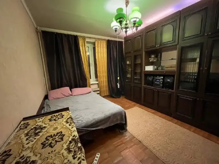 Комната, 16 м²
М медведково

• 5 Мин пешком
• 3-Комнатная квартира
• 11 Этаж из 12
• Проезд заревый 5 к3, на карте

30 000 ₽/Мес, без комиссии
Большой гайд по аренде

Холодильник • стиральная машина • интернет • мебель • с животными • телевизор • лифт • мусоропровод • посудомойка • кондиционер • с детьми • консьерж

Район северное медведково
Чистота 4.57 транспорт 4.60
Парки и скверы 4.93

Собственник. Сдается уютная, светлая и просторная комната в большой трехкомнатной квартире. Для парня или девушки. 5 минут пешком от метро медведково. В квартире проживают два спокойных парня и кот ваня. Тёплая, чистая, спокойная атмосфера. Есть вся необходимая мебель и техника. Два балкона.

Niki, написать
Уровень доверия средний 🆗
Выложить квартиру бесплатно - фотография - 1
