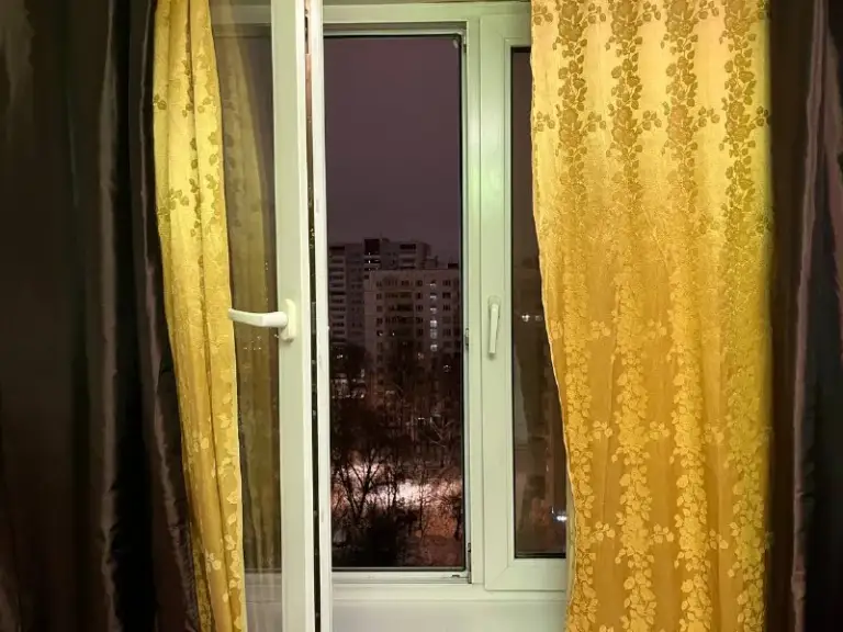 Комната, 16 м²
М медведково

• 5 Мин пешком
• 3-Комнатная квартира
• 11 Этаж из 12
• Проезд заревый 5 к3, на карте

30 000 ₽/Мес, без комиссии
Большой гайд по аренде

Холодильник • стиральная машина • интернет • мебель • с животными • телевизор • лифт • мусоропровод • посудомойка • кондиционер • с детьми • консьерж

Район северное медведково
Чистота 4.57 транспорт 4.60
Парки и скверы 4.93

Собственник. Сдается уютная, светлая и просторная комната в большой трехкомнатной квартире. Для парня или девушки. 5 минут пешком от метро медведково. В квартире проживают два спокойных парня и кот ваня. Тёплая, чистая, спокойная атмосфера. Есть вся необходимая мебель и техника. Два балкона.

Niki, написать
Уровень доверия средний 🆗
Выложить квартиру бесплатно - фотография - 2
