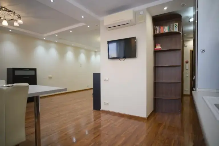 1-Комн квартира, 55.4 м²
М беговая
• 3 Мин пешком
• 7 Этаж из 33
• Ш хорошёвское 12а, на карте
100 000 ₽/Мес, без комиссии
Большой гайд по аренде
Холодильник • стиральная машина • интернет • мебель • посудомойка • кондиционер • с детьми • с животными • телевизор • мусоропровод • лифт • консьерж
Хорошёвский район
Чистота 3.84 транспорт 4.29
Парки и скверы 4.60
Собственник. Просторная квартира в жк «дом на беговой»: качественный ремонт, без балкона, окна на москва-сити, полный набор техники, залог - месячная аренда, ком. Усуги - до 10 тыс. Руб. Соседи собственники, живут постоянно. Полная инфраструктура. © предоплату до просмотра просят только мошенники!
Valeriya l, написать
Уровень доверия низкий ⚠️
Выложить квартиру бесплатно - фотография - 5