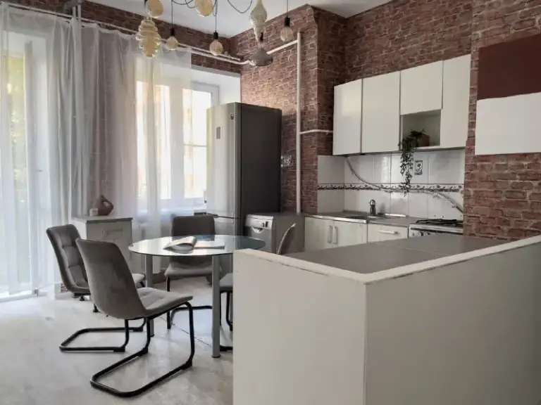 Комната, 14 м²
М студенческая

• 6 Мин пешком
• 3-Комнатная квартира
• 3 Этаж из 5
• Ул студенческая 19 к3, на карте

50 000 ₽/Мес, без комиссии
Большой гайд по аренде

Холодильник • стиральная машина • интернет • мебель • посудомойка • кондиционер • с животными • с детьми • телевизор • мусоропровод • лифт • консьерж

Район дорогомилово
Чистота 4.30 транспорт 5.00
Парки и скверы 4.09

Агент. Квартира расположена в одном из самых престижный районов москвы с развитой инфраструктурой. Рядом с домом магазины и рестораны, салоны красоты, аптеки, фитнес центры, брендовые бутики. В стоимость включено: безлимитный wi-fi, еженедельная уборка общественных зон, вся необходимая техника, йога, английский и мероприятия внутри коливинг комьюнити.

Elena, написать
Уровень доверия средний 🆗
Выложить квартиру бесплатно - фотография - 4