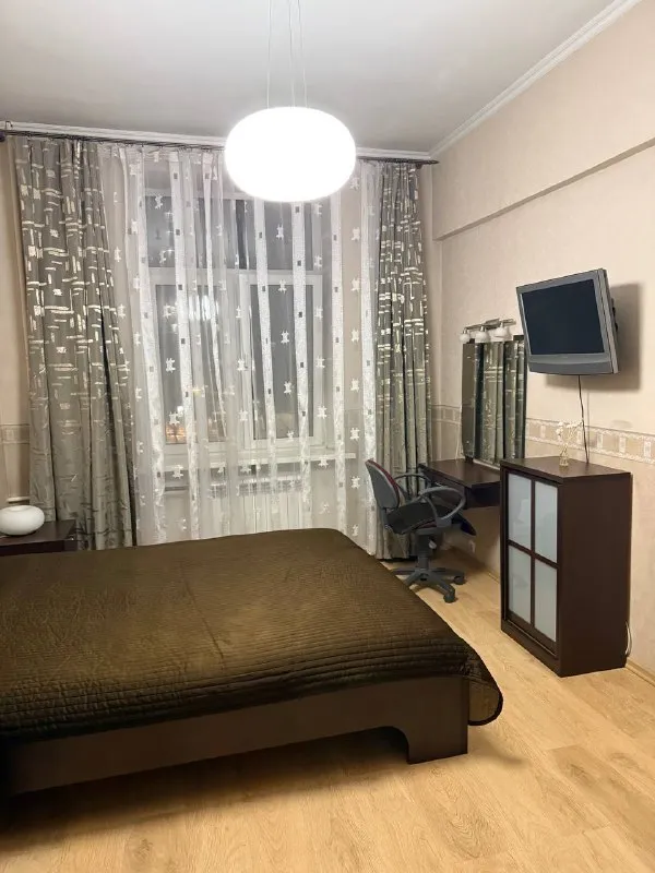 М. Таганская
Комната
▫️Ул. Новохохловская
Сдается изолирована комната (свободна и готова к заселению) в 3-х комнатной квартире на долгий срок. Строго для одной девушки, без животных.
Район нижегородский, этаж 4 (лифта нет).
Рядом автобусная остановка, до м. Таганская 15 минут на автобусе. Также рядом бкл, м. Нижегородская и мцд калитники.
Квартира в сталинке, с высокими потолками, уютная, очень теплая и тихая.
В соседках две девушки 31 и 28 лет, работаем 5/2.
Рядом пятерочка, дикси, вкус вилл, пункты выдачи озон, вб, яндекс маркет.
В комнате большая кровать, две тумбочки, туалетный столик, шкафчик, телевизор и большой шкаф во всю стену.
Имеется вся необходимая бытовая техника: стиральная машинка, посудомойка, свч-печь, пылесос, утюг, гладильная доска, сушилка для белья, частично посуда. Санузел раздельный. Балкона нет, в квартире не курят.
Ищем порядочную, работающую девушку от 25 до 35 лет, которая любит чистоту и порядок, а так же уважает личные границы.
Собственники квартиры очень приятная семейная пара, раз в месяц приходят за деньгами.
Просмотр только в будни после 19:00.
По всем вопросам писать в тг с небольшим рассказом о себе :)
Цена 27.000₽+ку+интернет (обычно 2.000 - 2.500₽). Залог 27.000₽ (не разбивается). Заключается договор.
Контакты @chrissstabelle
➡️Предоплату/бронь/заморозку денег/автооплату до просмотра квартиры не вносить! Если по этому объявлению спрашивают какую либо оплату сообщите по контактам в описании канала. - фотография - 7