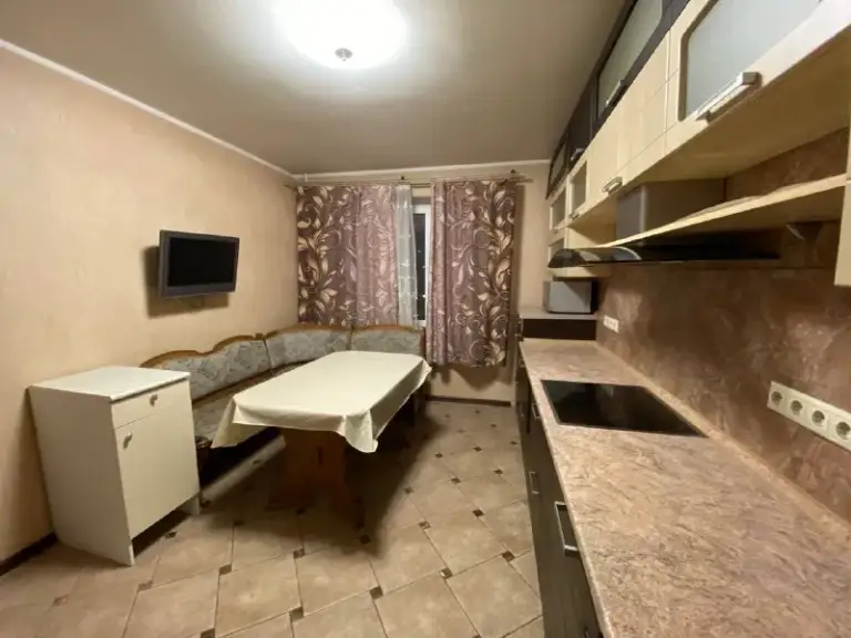 Ищу соседа/соседку

Срочно ищу одного, двух человек в изолированную комнату в 3-х комнатной квартире.

Есть необходимая мебель и техника, вай-фай.
Несколько шкафов с полками, плательный и тд, кровать с основанием и ортопедическим матрасом, стол. Просторная кухня, много места для готовки, духовой шкаф, индукционная плита, вытяжка, посудомоечная машинка, тв, много места для хранения. Большая ванная.

В доме супермаркет, рядом в 5 минутах перекресток круглосуточный, магнит и множество других магазинов.
Прекрасная локация
Посёлок совхоза имени ленина, 17к3, пешком 5 минут до леруа мерлен и огромного супер тц vegas с ашаном и большим фитнес клубом и спа, кинотеатром. Рядом так же все остановки и магазины

До м. Домодедовская 8 минут на автобусе (остановка у дома, ходит каждые две минуты)
20 Минут пешком.

Цена : 30 000 руб. Все включено для одного, для двоих обсудим, депозит 25 000 (можно разделить)

Контакты 8-912-26-12-436

➡️Предоплату/бронь/заморозку денег/автооплату до просмотра квартиры не вносить! Если по этому объявлению спрашивают какую либо оплату сообщите по контактам в описании канала. - фотография - 4