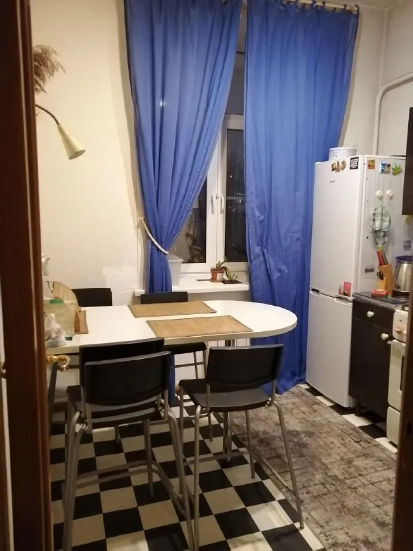 Комната, 14.4 м²
М рижская

• 5 Мин пешком
• 3-Комнатная квартира
• 5 Этаж из 5
• Ул верземнека 7, на карте

35 000 ₽/Мес, без комиссии
Большой гайд по аренде

Интернет • мебель • стиральная машина • холодильник • посудомойка • кондиционер • с животными • с детьми • телевизор • мусоропровод • лифт • консьерж

Мещанский район
Чистота 4.41 транспорт 4.95
Парки и скверы 3.80

Собственник. Заселение и показ с 30.01, на длительный периуд. Комната изолированная с отдельным комплектом ключей. В квартире нельзя курить, шуметь после 23, размещаться с детьми и животными. Рядом вся инфраструктура. В шаговой доступности несколько станций метро. В комнате кровать, диван, тумба и рейлинг для одежды. © предоплату до просмотра просят только мошенники!

Ekaterina k, написать
Уровень доверия низкий ⚠️
Выложить квартиру бесплатно - фотография - 5
