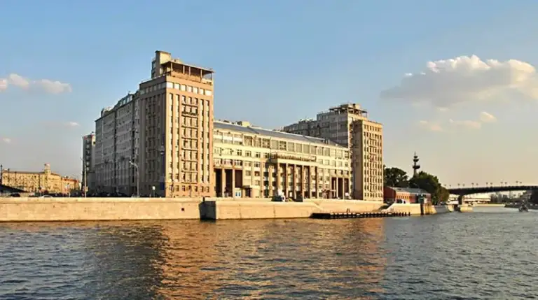 М. Боровицкая
Комната

▫️Ул. Серафимовича 2

Видовая комната в самом центре москвы. Самая топовая локация в москве! Знаменитый дом на набережной из википедии!

В 4к квартире проживает еще 2 человека. Интеллигентные ребята без в/п, много работают.

Для проживания в квартире есть все. От техники до всей необходимой посуды. В комнате имеется домашний кинотеатр - проектор вместе с ps5 ️

Цена 55 000 ₽/мес,

Контакты @atomiumde

➡️Предоплату/бронь/заморозку денег/автооплату до просмотра квартиры не вносить! Если по этому объявлению спрашивают какую либо оплату сообщите по контактам в описании канала. - фотография - 6