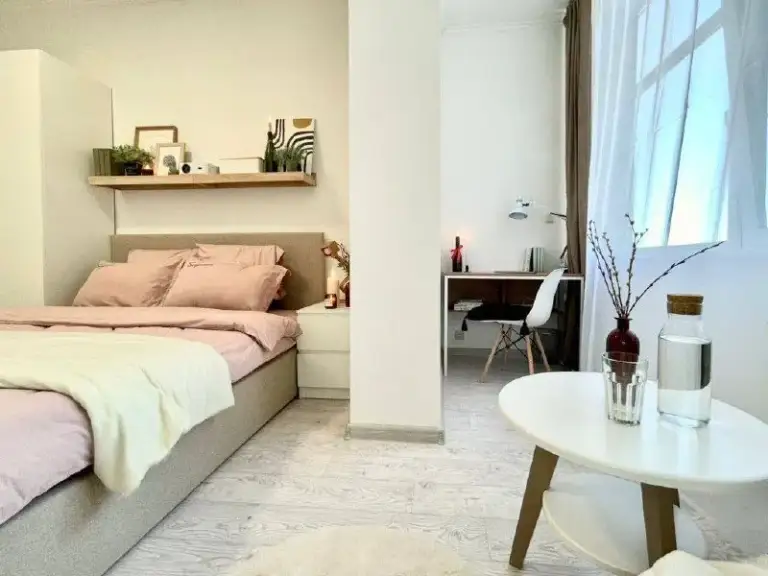 Комната🏙️
М. Сокол (1 минута пешком)2️⃣

Свободна отдельная комната.

📍Адрес: ленинградский проспект, 76к1

В комнате предусмотрено место для отдыха, работы и зоны для хранения личных вещей. Также комната оборудована кондиционером

Предоставляем всю необходимую для комфортного проживания бытовую технику: стиральная машина, посудомоечная машина, микроволновая печь, чайник, утюг, фильтры для воды, телевизор со smart tv, бойлер для воды (что особенно актуально в летний период отключения воды 😀), плита с духовым шкафом, кондиционеры и скоростной интернет.

Административное решение бытовых вопросов проживания, клининг.

Дом современный в минуте от метро, закрытый двор с возможностью парковки автомобиля на территории дома, за шлагбаумом.

💳Аренда: 49.000₽/месяц + оплата коммунальных платежей. Без комиссии. Залог.

Кого мы ищем:
Тебе от 20 до 35, ведешь разумный здоровый образ жизни, увлекаешься спортом, творчеством.

Рассматриваем только длительную аренду.

💌По вопросам писать: @vcolivinge - фотография - 3