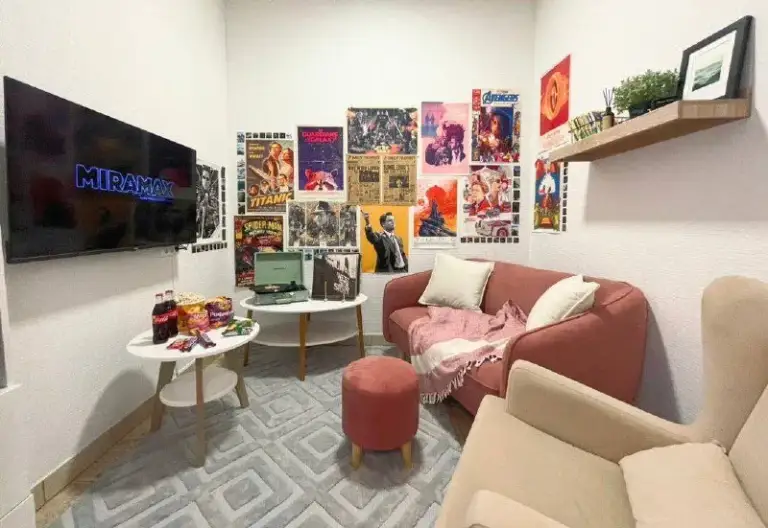 Комната🏙️
М. Сокол (1 минута пешком)2️⃣

Свободна отдельная комната.

📍Адрес: ленинградский проспект, 76к1

В комнате предусмотрено место для отдыха, работы и зоны для хранения личных вещей. Также комната оборудована кондиционером

Предоставляем всю необходимую для комфортного проживания бытовую технику: стиральная машина, посудомоечная машина, микроволновая печь, чайник, утюг, фильтры для воды, телевизор со smart tv, бойлер для воды (что особенно актуально в летний период отключения воды 😀), плита с духовым шкафом, кондиционеры и скоростной интернет.

Административное решение бытовых вопросов проживания, клининг.

Дом современный в минуте от метро, закрытый двор с возможностью парковки автомобиля на территории дома, за шлагбаумом.

💳Аренда: 49.000₽/месяц + оплата коммунальных платежей. Без комиссии. Залог.

Кого мы ищем:
Тебе от 20 до 35, ведешь разумный здоровый образ жизни, увлекаешься спортом, творчеством.

Рассматриваем только длительную аренду.

💌По вопросам писать: @vcolivinge - фотография - 4