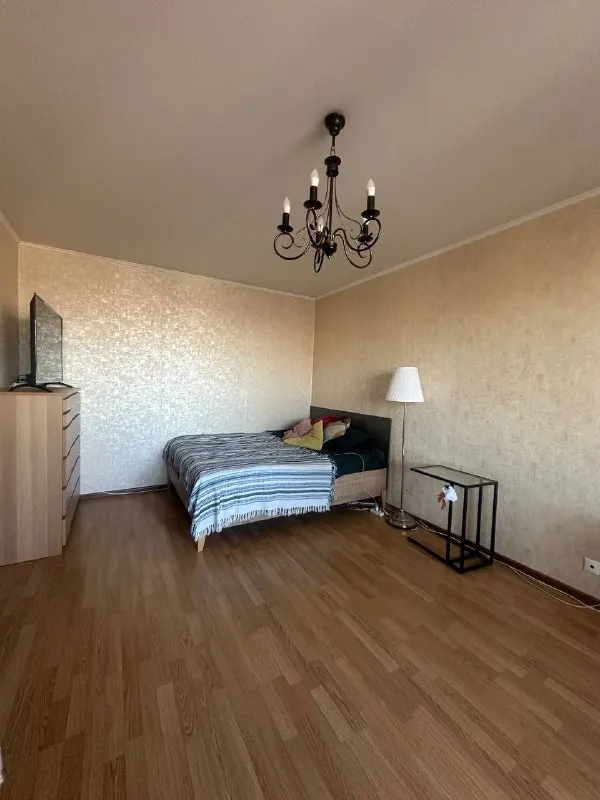 1-К квартира🏙️
М. Бульвар рокоссовского1️⃣

Приветствую всех в этом чате 🫶🏼😇

Я прожила с котом больше двух лет в прекрасной однушке 37 м², вблизи м. Бульвар рокоссовского. На трамвае 2-3 остановки + мцк бульвар рокоссовского.

Показ начинается с 16.02.

Переезжаю в другой район, решила помочь хозяину с поиском жильцов, с ним вы тоже познакомитесь на прямую.

Все как на фото, все очень прилично. Стиральная машинка, посудомойка мини, чайник, холодильник, кровать, телевизор в пленке, не распаковывала)

Хороший балкон, не захламленный🤌🏽

16 Этаж, рядом сбербанк, пункты выдачи все в пешей доступности, магазин продуктов, хозтоваров. На машине 35 минут без пробок до центра.

Возле дома открытая парковка, но после 21:00 мест нет)

💳Цена: 60.000₽ + ку.

Зимой, весной потрясающие рассветы.

В наследство останется колонка с алисой, капучинатор.

💌Выезжаю я 28.02, поэтому время есть, пишите в личку: @kramskayav - фотография - 2