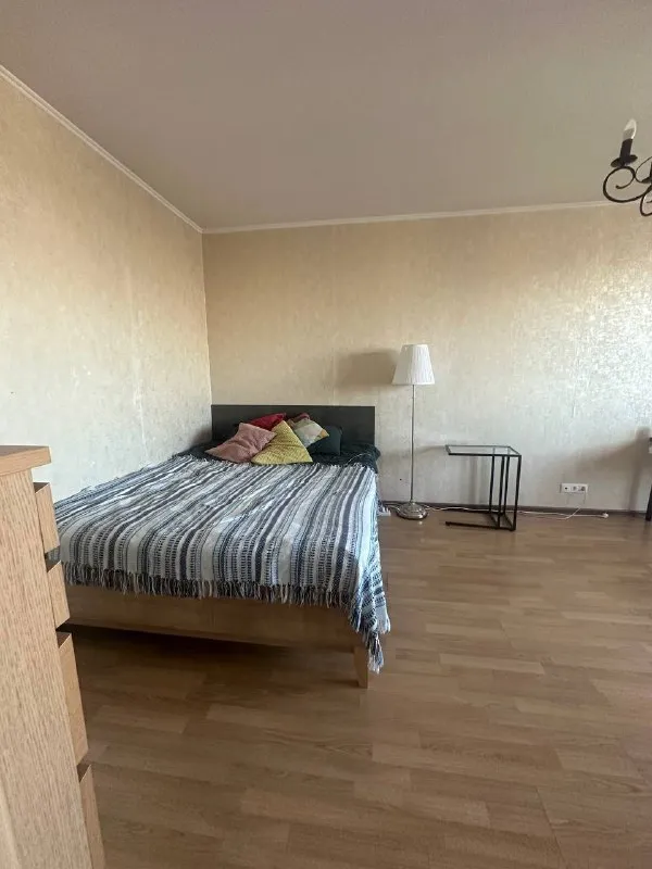1-К квартира🏙️
М. Бульвар рокоссовского1️⃣

Приветствую всех в этом чате 🫶🏼😇

Я прожила с котом больше двух лет в прекрасной однушке 37 м², вблизи м. Бульвар рокоссовского. На трамвае 2-3 остановки + мцк бульвар рокоссовского.

Показ начинается с 16.02.

Переезжаю в другой район, решила помочь хозяину с поиском жильцов, с ним вы тоже познакомитесь на прямую.

Все как на фото, все очень прилично. Стиральная машинка, посудомойка мини, чайник, холодильник, кровать, телевизор в пленке, не распаковывала)

Хороший балкон, не захламленный🤌🏽

16 Этаж, рядом сбербанк, пункты выдачи все в пешей доступности, магазин продуктов, хозтоваров. На машине 35 минут без пробок до центра.

Возле дома открытая парковка, но после 21:00 мест нет)

💳Цена: 60.000₽ + ку.

Зимой, весной потрясающие рассветы.

В наследство останется колонка с алисой, капучинатор.

💌Выезжаю я 28.02, поэтому время есть, пишите в личку: @kramskayav - фотография - 3