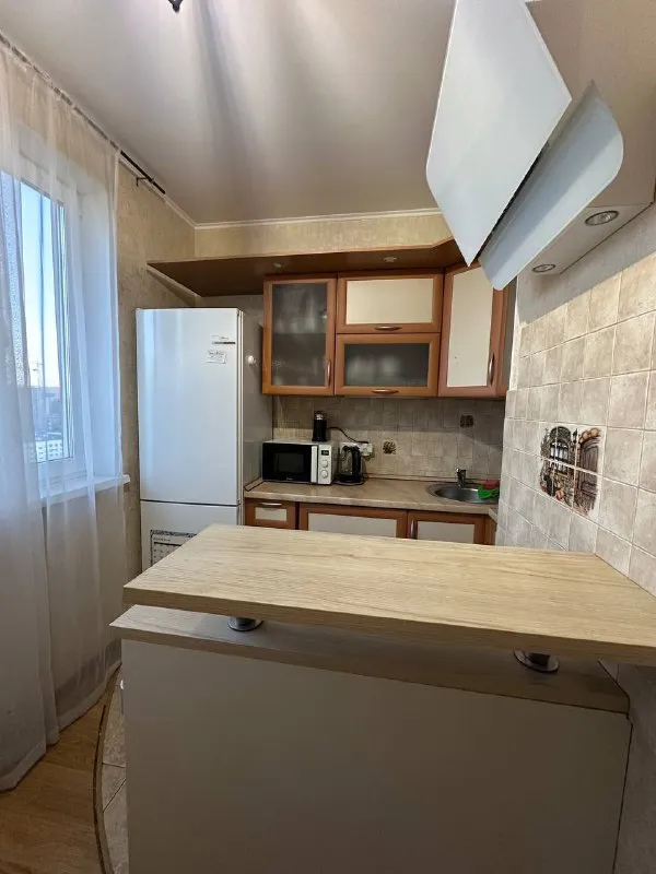 1-К квартира🏙️
М. Бульвар рокоссовского1️⃣

Приветствую всех в этом чате 🫶🏼😇

Я прожила с котом больше двух лет в прекрасной однушке 37 м², вблизи м. Бульвар рокоссовского. На трамвае 2-3 остановки + мцк бульвар рокоссовского.

Показ начинается с 16.02.

Переезжаю в другой район, решила помочь хозяину с поиском жильцов, с ним вы тоже познакомитесь на прямую.

Все как на фото, все очень прилично. Стиральная машинка, посудомойка мини, чайник, холодильник, кровать, телевизор в пленке, не распаковывала)

Хороший балкон, не захламленный🤌🏽

16 Этаж, рядом сбербанк, пункты выдачи все в пешей доступности, магазин продуктов, хозтоваров. На машине 35 минут без пробок до центра.

Возле дома открытая парковка, но после 21:00 мест нет)

💳Цена: 60.000₽ + ку.

Зимой, весной потрясающие рассветы.

В наследство останется колонка с алисой, капучинатор.

💌Выезжаю я 28.02, поэтому время есть, пишите в личку: @kramskayav - фотография - 8