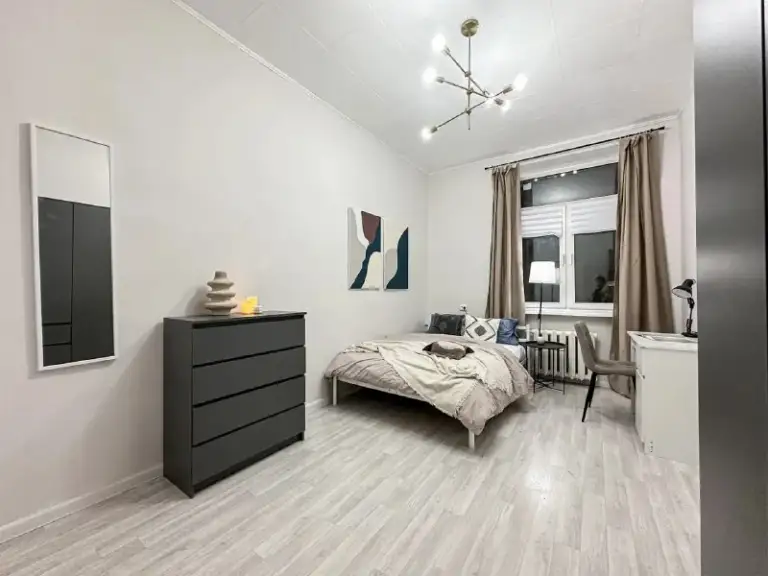 Комната, 14 м²
М бульвар рокоссовского

• 9 Мин пешком
• 4-Комнатная квартира
• 2 Этаж из 5
• Ш открытое 2 к2, на карте

30 000 ₽/Мес, без комиссии
Большой гайд по аренде

Холодильник • стиральная машина • интернет • мебель • посудомойка • кондиционер • с животными • с детьми • телевизор • мусоропровод • лифт • консьерж

Район преображенское
Чистота 3.68 транспорт 4.59
Парки и скверы 3.83

Агент. Сдается в аренду благоустроенная комната с современным ремонтом. Удобное расположение дома рядом с большим зеленым парком, развитая инфраструктура. Рядом с домом аптеки, кофейни, магазины. В стоимость включено: безлимитный wi-fi, еженедельная уборка общественных зон, вся необходимая техника, йога, английский и мероприятия внутри коливинг комьюнити.

Elena, написать
Уровень доверия средний 🆗
Выложить квартиру бесплатно - фотография - 1