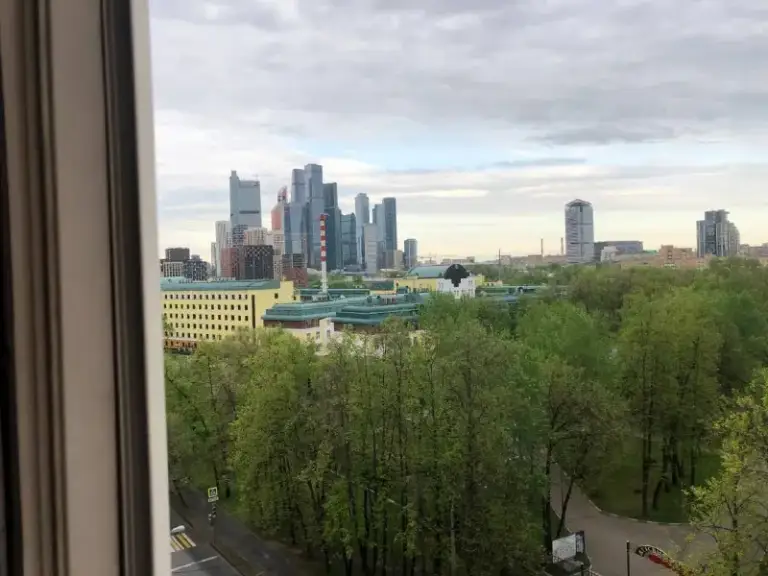 Ищем соседей🔎
М. Фили4️⃣
🏠 Сдаётся спальное место в шикарной квартире для молодых людей рядом с метро фили
🔥 Если вы ищете жильё срочно, то этот вариант для вас.
🌆 Атмосфера коливинга была вдохновлена сериалом "друзья". В отличии от хостелов, у нас очень просторная квартира с хорошим ремонтом и прекрасный контингент. Возрастное ограничение - строго до 30 лет.
🌅 Вечера здесь наполнены тишиной и гармонией. Это место, где вы можете расслабиться после долгого дня и насладиться приятной компанией.
🚌 Автобусная остановка напротив дома, метро в 10 минутах ходьбы.
Закрытая территория, парковка, гигантский филевский парк, спортзал напротив дома, кинотеатр и тц в 15 минутах ходьбы
💳Оплата: начинается с 5.000₽ в неделю или 17.000₽ в месяц.
📲 В сообщении напишите когда удобно заселиться, сколько у вас вещей, из какого вы города, чем занимаетесь
🏠 Присоединяйся к нашему коливингу и сделай свое проживание в москве незабываемым! 🏠
💌Связь с нами: @strangel - фотография - 10