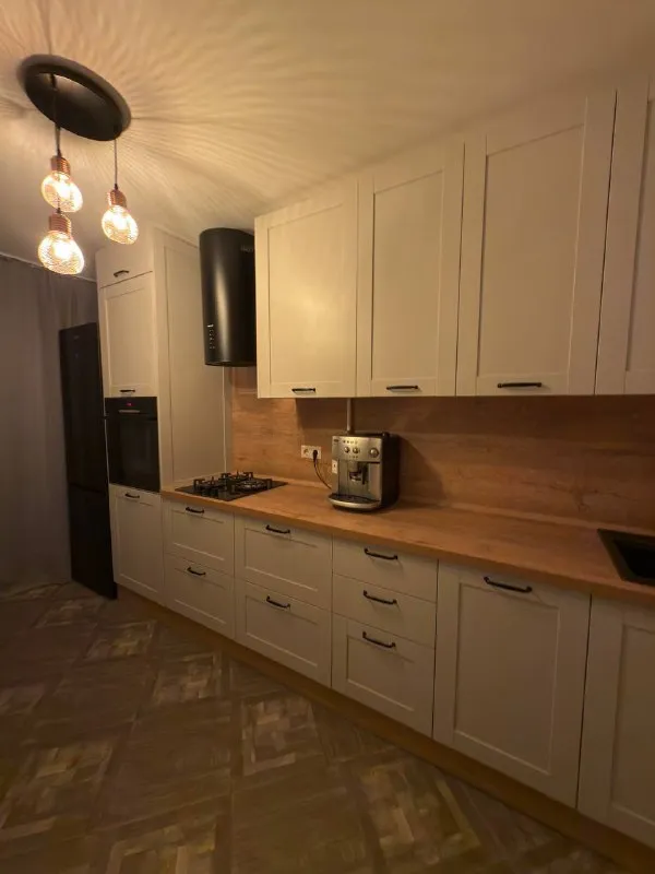 1-К квартира🏙️
Ст. М. Римская/площадь ильича (40 м²)1️⃣8️⃣
Сдаю свою квартиру.
📍Адрес: ул. Библиотечная, 6 (квартира на 1 этаже), хорошая транспортная доступность: до ст. М. Римская/площадь ильича/платформы серп и молот 7 минут пешком, до м. Таганская/марксистская 15 минут пешком.
В квартире свежий ремонт, много мест хранения (большой шкаф, кровать с ящиком для белья, платяной шкаф, комод). Техника: посудомоечная машина, холодильник, духовой шкаф, стиральная машина с сушкой, кофемашина, в комнате установлен кондиционер.
Двуспальная кровать с матрасом аскона.
Интернет подключен.
Окна во двор, тихий центр.
После ремонта в квартире никто не жил.
Инфраструктура:
- Если любите прогулки, то в пешей доступности таганский и таганский детский парки, а также старые тихие переулки;
- Покупки и доставки: рогожский рынок с фуд-кортом, лента, вкусвилл, дикси в 5 минутах от дома;
Здоровье: на соседних улицах клиники чудодоктор, swissmed;
- Спорт: рядом с домом фитнес-клуб spirit, если вы предпочитаете тренироваться в клубах классом выше, на николоямской - worldclass, на углу таганской и садового кольца - lasalute;
Культура: театр на таганке, мтс live холл;
Бары и рестораны: в пределах 15-20 минут пешком можно найти почти любую кухню и любой формат.
💳Оплата: 85.000₽/месяц + залог 1 месяц. Коммунальные платежи по счётчикам + интернет.
💌Telegram: @user80008 - фотография - 8