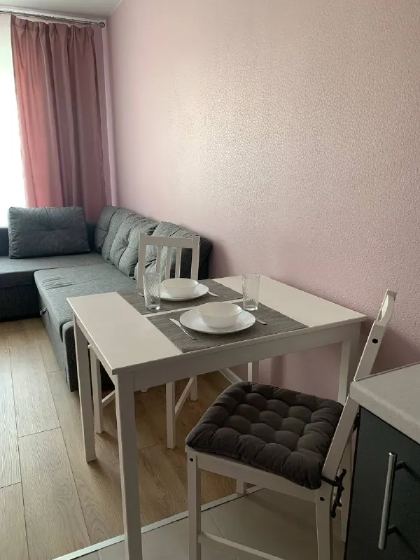 2-Комн квартира, 37 м²
М потапово

• 5 Мин на транспорте
• 6 Этаж из 17
• Ул александры монаховой 84 к1, на карте

55 000 ₽/Мес, без комиссии
Большой гайд по аренде

Холодильник • стиральная машина • интернет • мебель • кондиционер • лифт • телевизор • посудомойка • с животными • с детьми • мусоропровод • консьерж

Собственник. Имеется вся необходимая мебель, кухонный гарнитур и вся посуда, бытовая техника. Панорамные окна выходят во двор. Развитая инфраструктура, в доме есть продуктовые магазины, пекарни, кафешки и хозяйственные магазины. Счетчики и интернет, около 2 500 рублей. Залог 25 000 рублей можно разбить на несколько месяцев и внести по частям. Без комиссии. © предоплату до просмотра просят только мошенники!

Anastasia, написать
Уровень доверия низкий ⚠️
Выложить квартиру бесплатно - фотография - 3
