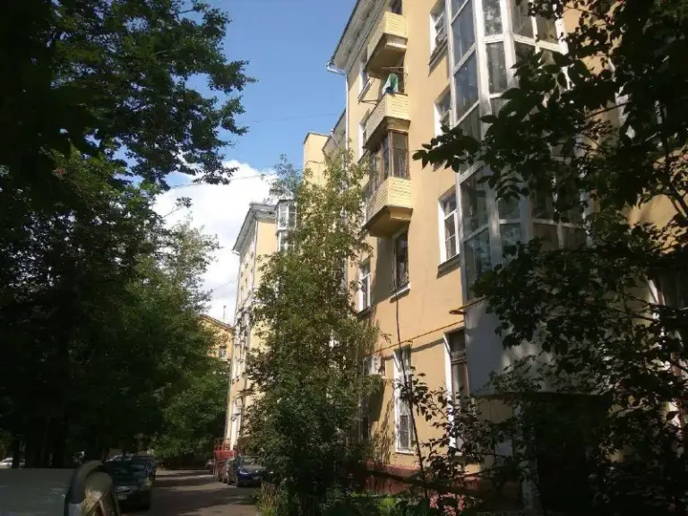 Комната 🏙
М. Бабушкинская 6️⃣
Сдается изолированная комната. Из мебели шкаф, диван, 2 стола, стул, журнальный столик, стеллажи, мягкий пуф- кресло, сушилка для белья. Просторная 3-х комнатная квартира на 4-м этаже. Дом сталинский, 5-этажный с лифтом (!), потолки 3м.
Хозяева не живут, соседи девушки, атмосфера тихая, спокойная.
В квартире стиральная машина, холодильник, интернет (роутер wi-fi).
• 4 Минуты пешком до ст. Лосиноостровская, 10 мин. На автобусе до м. Бабушкинская(14 мин. Пешком).
Напротив дома бабушкинский парк. Тихий зеленый приятный малоэтажный район.
Ищем предпочтительно девушку без детей, животных и вредных привычек, с дневным образом жизни, чистоплотную, работающую, на срок от полугода.
💳 Условия: 20.000₽/месяц. Есть депозит 15.000₽, можно разбить.
Комната готова к заселению.
💌Telegram: @tatyanakali - фотография - 3