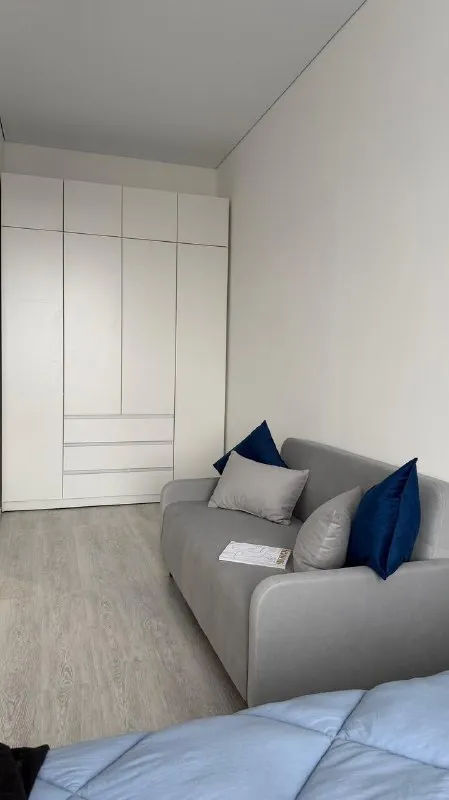Сдам 1-к квартиру 36 м² на 15 этаже от собственника.

Просторная светлая квартира с ремонтом, мебелью и всей необходимой техникой. Идеально подходит для комфортной жизни одного человека или пары.

Всё готово к проживанию:

· Нестандартно высокие потолки 3 метра и окна на 15 этаже — очень светло и просторно.
· Полный комплект техники: варочная панель, духовка, вытяжка, холодильник, посудомоечная машина, чайник. Установлен фильтр для воды.
· Тёплый пол в ванной.
· В комнате: кровать, раскладной диван, большой шкаф, телевизор.
· Уютная застеклённая лоджия 3 м².

Отличная локация — всё под рукой:

· В пешей доступности: «лента», «максидом», «лондон молл», «вкусвилл», «буше», аптеки, спортклуб, пункты выдачи.
· 5 Минут до остановки трамвая, 7-10 минут на трамвае до м. «новочеркасская» (есть опция доехать до м. Пр. Большевиков, но этим вариантом редко пользовались).
· На машине: 10 минут до центра по набережной, 15 минут до кад.
· Летом откроют пешеходную зону до набережной.

Условия аренды:

· 55 000 ₽/Мес. + коммуналка (~3000 летом, ~5000 зимой).
· Залог: 55 000 ₽ (возвратный).
· Долгосрочная аренда приветствуется.

Квартира сдается впервые. Готовы показать с 1 февраля.

Tg: oulesya
Vk: https://vk. Ru/oules - фотография - 1