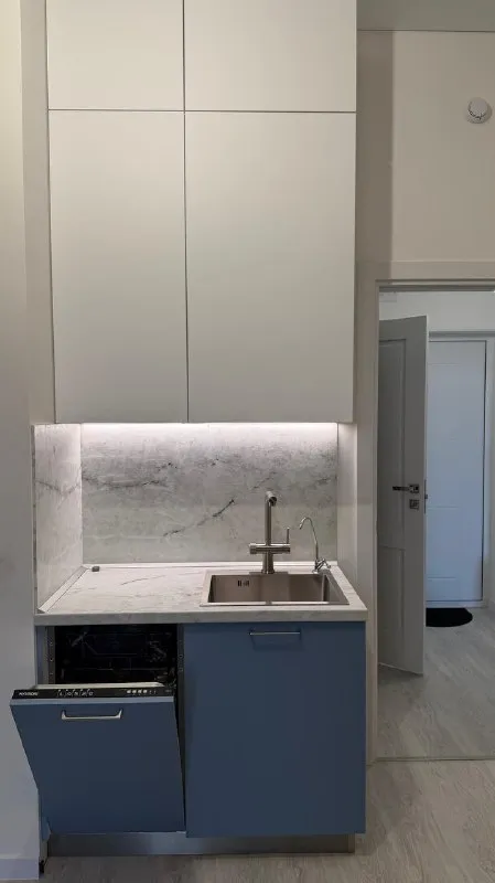 Сдам 1-к квартиру 36 м² на 15 этаже от собственника.

Просторная светлая квартира с ремонтом, мебелью и всей необходимой техникой. Идеально подходит для комфортной жизни одного человека или пары.

Всё готово к проживанию:

· Нестандартно высокие потолки 3 метра и окна на 15 этаже — очень светло и просторно.
· Полный комплект техники: варочная панель, духовка, вытяжка, холодильник, посудомоечная машина, чайник. Установлен фильтр для воды.
· Тёплый пол в ванной.
· В комнате: кровать, раскладной диван, большой шкаф, телевизор.
· Уютная застеклённая лоджия 3 м².

Отличная локация — всё под рукой:

· В пешей доступности: «лента», «максидом», «лондон молл», «вкусвилл», «буше», аптеки, спортклуб, пункты выдачи.
· 5 Минут до остановки трамвая, 7-10 минут на трамвае до м. «новочеркасская» (есть опция доехать до м. Пр. Большевиков, но этим вариантом редко пользовались).
· На машине: 10 минут до центра по набережной, 15 минут до кад.
· Летом откроют пешеходную зону до набережной.

Условия аренды:

· 55 000 ₽/Мес. + коммуналка (~3000 летом, ~5000 зимой).
· Залог: 55 000 ₽ (возвратный).
· Долгосрочная аренда приветствуется.

Квартира сдается впервые. Готовы показать с 1 февраля.

Tg: oulesya
Vk: https://vk. Ru/oules - фотография - 2