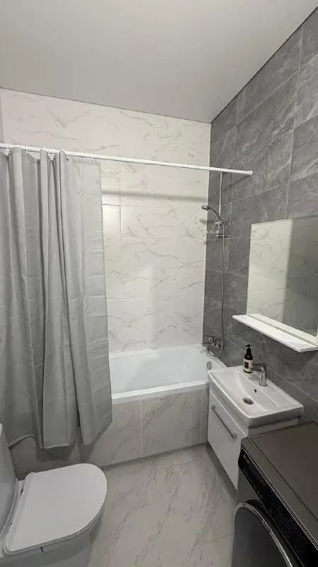 Сдам 1-к квартиру 36 м² на 15 этаже от собственника.

Просторная светлая квартира с ремонтом, мебелью и всей необходимой техникой. Идеально подходит для комфортной жизни одного человека или пары.

Всё готово к проживанию:

· Нестандартно высокие потолки 3 метра и окна на 15 этаже — очень светло и просторно.
· Полный комплект техники: варочная панель, духовка, вытяжка, холодильник, посудомоечная машина, чайник. Установлен фильтр для воды.
· Тёплый пол в ванной.
· В комнате: кровать, раскладной диван, большой шкаф, телевизор.
· Уютная застеклённая лоджия 3 м².

Отличная локация — всё под рукой:

· В пешей доступности: «лента», «максидом», «лондон молл», «вкусвилл», «буше», аптеки, спортклуб, пункты выдачи.
· 5 Минут до остановки трамвая, 7-10 минут на трамвае до м. «новочеркасская» (есть опция доехать до м. Пр. Большевиков, но этим вариантом редко пользовались).
· На машине: 10 минут до центра по набережной, 15 минут до кад.
· Летом откроют пешеходную зону до набережной.

Условия аренды:

· 55 000 ₽/Мес. + коммуналка (~3000 летом, ~5000 зимой).
· Залог: 55 000 ₽ (возвратный).
· Долгосрочная аренда приветствуется.

Квартира сдается впервые. Готовы показать с 1 февраля.

Tg: oulesya
Vk: https://vk. Ru/oules - фотография - 3