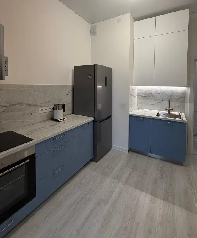 Сдам 1-к квартиру 36 м² на 15 этаже от собственника.

Просторная светлая квартира с ремонтом, мебелью и всей необходимой техникой. Идеально подходит для комфортной жизни одного человека или пары.

Всё готово к проживанию:

· Нестандартно высокие потолки 3 метра и окна на 15 этаже — очень светло и просторно.
· Полный комплект техники: варочная панель, духовка, вытяжка, холодильник, посудомоечная машина, чайник. Установлен фильтр для воды.
· Тёплый пол в ванной.
· В комнате: кровать, раскладной диван, большой шкаф, телевизор.
· Уютная застеклённая лоджия 3 м².

Отличная локация — всё под рукой:

· В пешей доступности: «лента», «максидом», «лондон молл», «вкусвилл», «буше», аптеки, спортклуб, пункты выдачи.
· 5 Минут до остановки трамвая, 7-10 минут на трамвае до м. «новочеркасская» (есть опция доехать до м. Пр. Большевиков, но этим вариантом редко пользовались).
· На машине: 10 минут до центра по набережной, 15 минут до кад.
· Летом откроют пешеходную зону до набережной.

Условия аренды:

· 55 000 ₽/Мес. + коммуналка (~3000 летом, ~5000 зимой).
· Залог: 55 000 ₽ (возвратный).
· Долгосрочная аренда приветствуется.

Квартира сдается впервые. Готовы показать с 1 февраля.

Tg: oulesya
Vk: https://vk. Ru/oules - фотография - 4