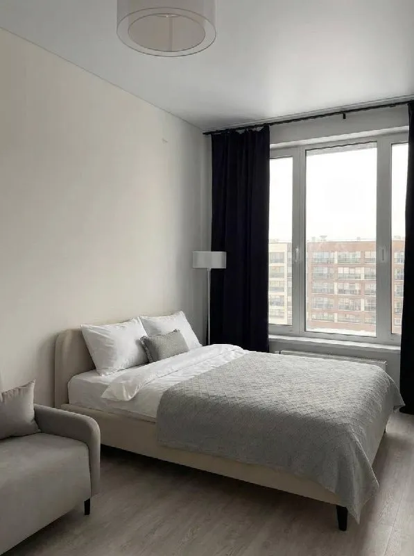 Сдам 1-к квартиру 36 м² на 15 этаже от собственника.

Просторная светлая квартира с ремонтом, мебелью и всей необходимой техникой. Идеально подходит для комфортной жизни одного человека или пары.

Всё готово к проживанию:

· Нестандартно высокие потолки 3 метра и окна на 15 этаже — очень светло и просторно.
· Полный комплект техники: варочная панель, духовка, вытяжка, холодильник, посудомоечная машина, чайник. Установлен фильтр для воды.
· Тёплый пол в ванной.
· В комнате: кровать, раскладной диван, большой шкаф, телевизор.
· Уютная застеклённая лоджия 3 м².

Отличная локация — всё под рукой:

· В пешей доступности: «лента», «максидом», «лондон молл», «вкусвилл», «буше», аптеки, спортклуб, пункты выдачи.
· 5 Минут до остановки трамвая, 7-10 минут на трамвае до м. «новочеркасская» (есть опция доехать до м. Пр. Большевиков, но этим вариантом редко пользовались).
· На машине: 10 минут до центра по набережной, 15 минут до кад.
· Летом откроют пешеходную зону до набережной.

Условия аренды:

· 55 000 ₽/Мес. + коммуналка (~3000 летом, ~5000 зимой).
· Залог: 55 000 ₽ (возвратный).
· Долгосрочная аренда приветствуется.

Квартира сдается впервые. Готовы показать с 1 февраля.

Tg: oulesya
Vk: https://vk. Ru/oules - фотография - 5