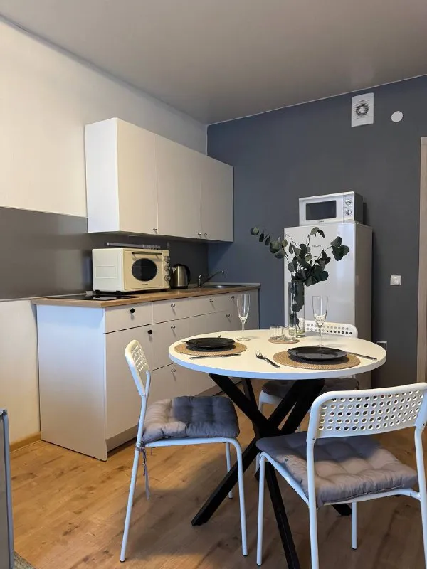 Сдается 1к. Кв 40м2 с балконом в жк я романтик на длительный срок
• 45000₽+Ку, без комиссии, залог 45000₽
• Из удобств в квартире вся мебель и техника (кровать с ортопедическим матрасом+принадлежности, раскладывающийся 2-ухместный диван, стиралка, микроволновка, плита с духовкой, холодильник, утюг, вся посуда, мольберт, много места д/хранения, кофеварка, сушилка д/белья и все что видно на фото)
• Имеется декор (все что видно на фото)
• Wi-fi проведен
📍Вилькицкий б-р 4 стр.1 на 2 этаже
⌚10Мин от остановки до ⓜ️ приморская на транспорте
🛒Магазины в доме: пятерочка, 7шагофф, аптека, пивточка
На территории: пекарни, кафе, кругласутка, цветочные магазины и многое другое
🌊Финский залив в шаговой доступности
Контакт : елена +7 996 414-88-21 - фотография - 1