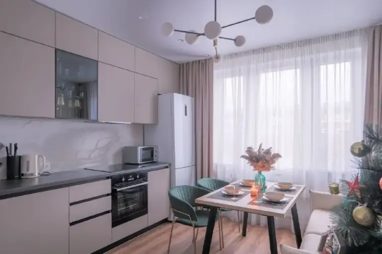 Сдается просторная однокомнатная квартира с дизайнерским ремонтом
📍Адрес: измайловский бульвар, д. 4, к. 1, жк «галактика про»
🔹О квартире: расположена в жк бизнес-класса, 2 этаж. Всего 6 квартир на этаже, все соседи порядочные, семейные люди. Удачная планировка: 41 квм, просторная кухня-гостиная, изолированная спальня, санузел и балкон.
🔹Локация: в 7-10 минутах ходьбы до м. Балтийская и фрунзенская.
В квартире:
- Очень много мест хранения: корпусные шкафы в коридоре, спальне и даже на балконе.
- Вся бытовая техника: два телевизора, посудомоечная машина, индукционная плита, духовка - electrolux, стиральная машина haier, кондиционер, водонагреватель.
- Большая двуспальная кровать с ортопедическим матрасом, также оставляем гладильную доску, сушилку, утюг, посуду.
❗️Ремонт дизайнерский
🐱Мы очень любим животных, поэтому их проживание с вами готовы обсудить.
Условия: только на длительную аренду, 75 000 руб. / мес + к/у + интернет. Договор с собственником.
Контакт в закрытой базе @rentinspbbot - фотография - 1